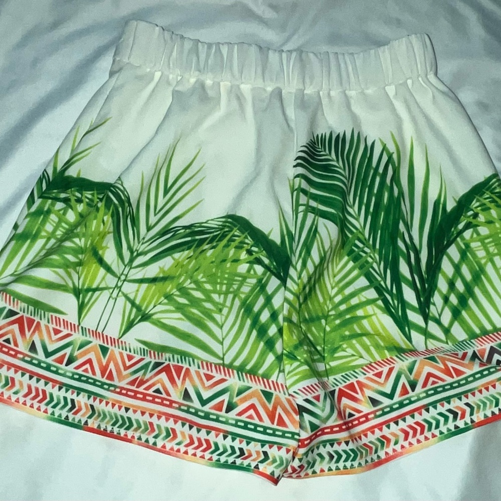 Fashion Nova Green and White Palm Print Set Shorts - Picture 5 of 5
